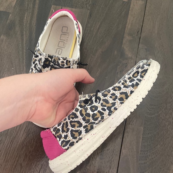 Hey Dude Wendy Youth Cheetah Slip On Shoes Sz Y2 EUC - Picture 11 of 13